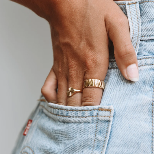 Solstice Signet Ring – Gold